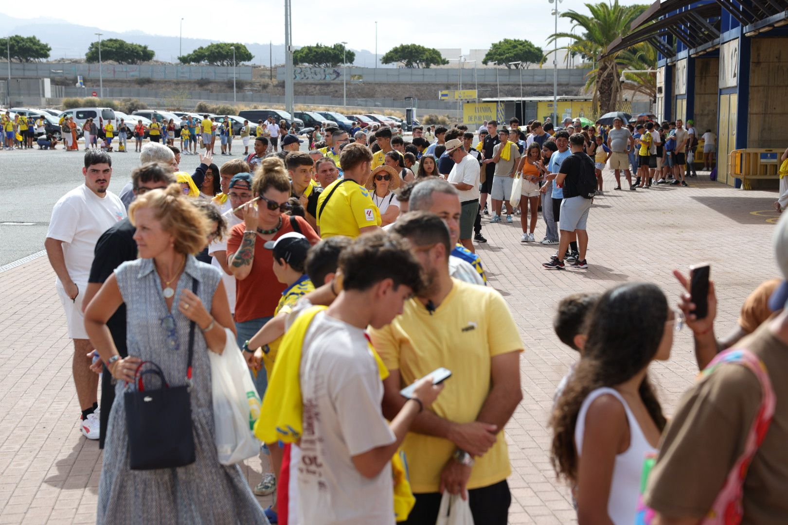 Locura por un autógrafo de Viera o Jesé