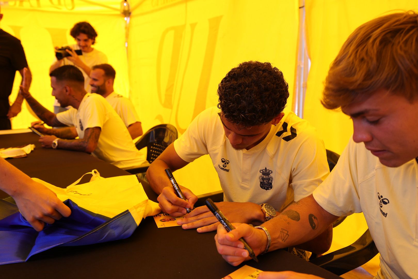 Locura por un autógrafo de Viera o Jesé