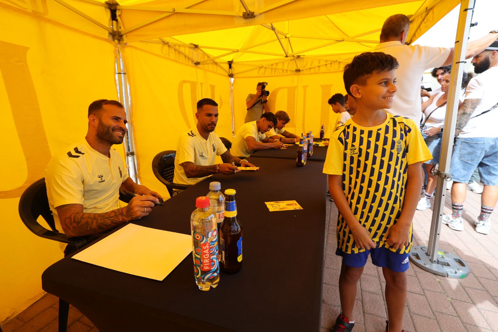 Locura por un autógrafo de Viera o Jesé