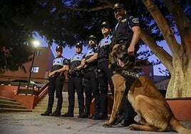 Benji junto a su guía, Rayco Sarmiento, y agentes de la Policía Local de Ingenio.