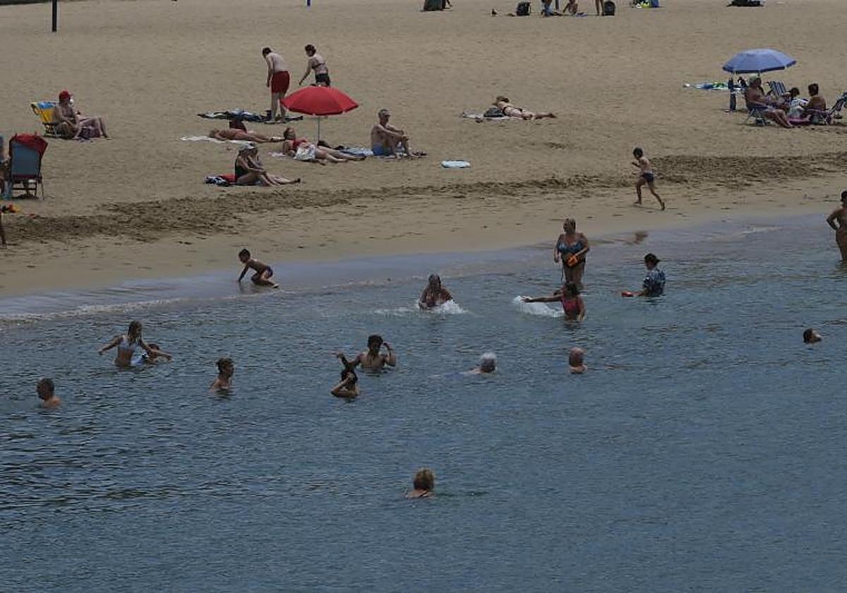 Bañistas en la playa de Las Canteras para refugiarse del calor.
