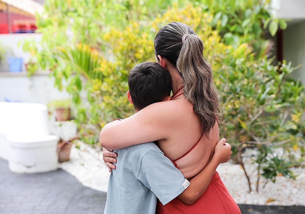 Imagen principal - En la imagen superior, Virginia con su hijo pequeño. Abajo, Irene sostiene las manos de sus hijas y a su bebé.