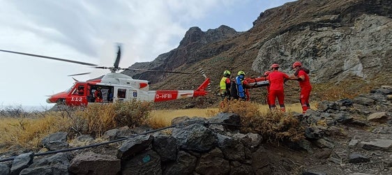 Momentos donde la mujer era rescatada por el grupo de Emergencias y Salvamento (GES)