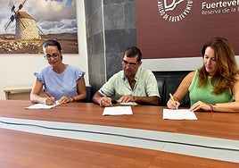 La consejera Lolina Negrín, la presidenta Lola García y Felipe Nicolás Bobadilla, del colectivo de artesanos.