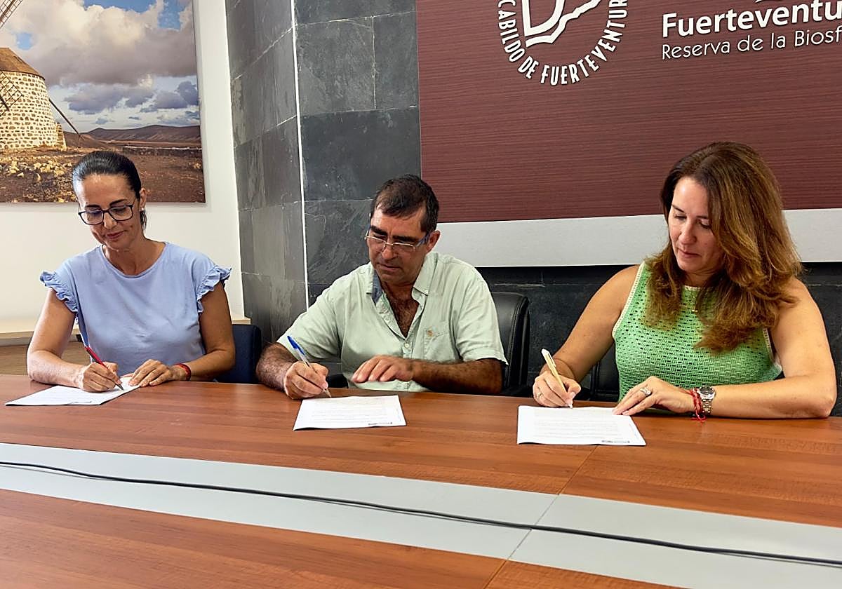 La consejera Lolina Negrín, la presidenta Lola García y Felipe Nicolás Bobadilla, del colectivo de artesanos.