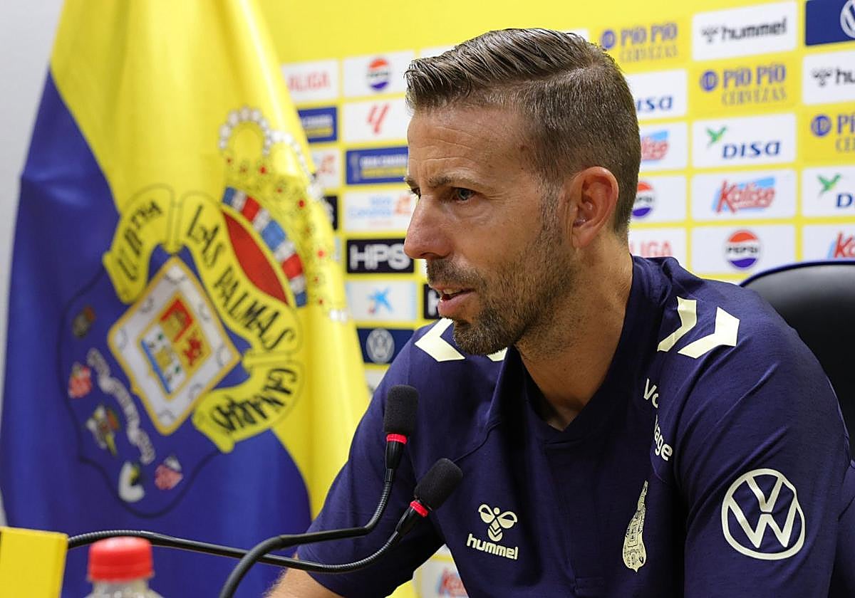 Luis García, entrenador de la UD Las Palmas, en rueda de prensa.