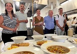 Jessica de León, consejera canaria de Turismo y Empleo, ante el menú elaborado por los alumnos del programa del SCE.