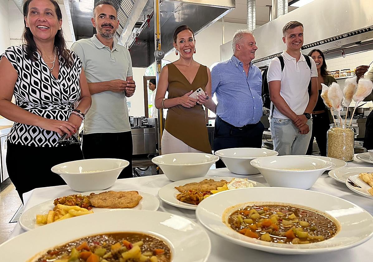 Jessica de León, consejera canaria de Turismo y Empleo, ante el menú elaborado por los alumnos del programa del SCE.