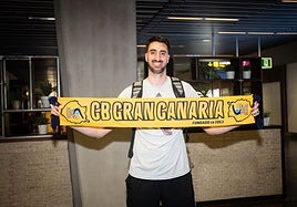El jugador catalán Eric Vila posó ayer sonriente con la bufanda del Club Baloncesto Gran Canaria a su llegada a la isla.