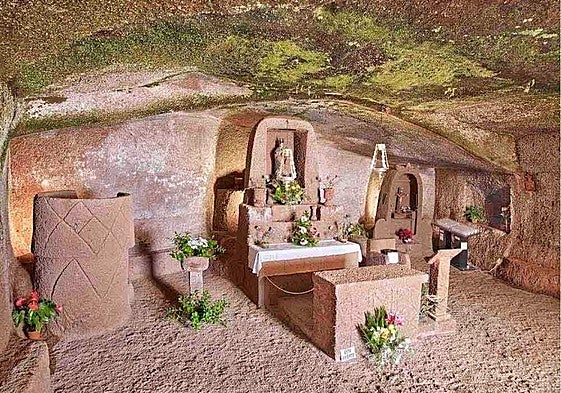La Virgen de La Cuevita, excavada en la montaña del Toril.