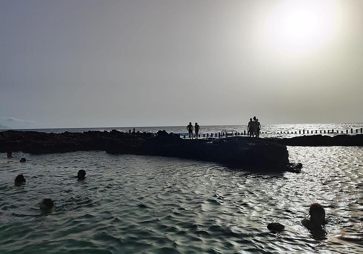 Imagen reciente de una tarde calimosa en las piscinas de Agaete.