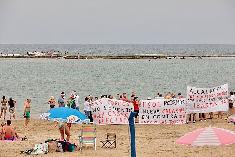 Protesta de los vecinos de Las Torres en la Playa de Las Canteras