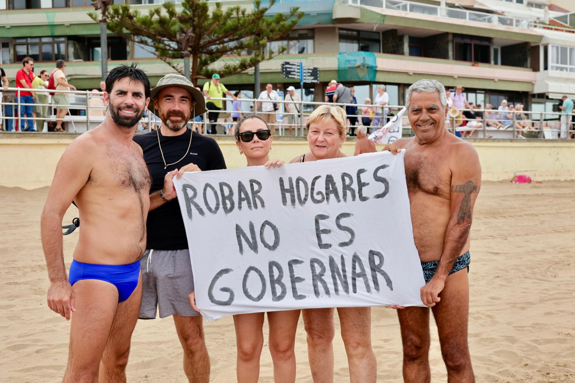 Las Torres hace visible su indignación en Las Canteras