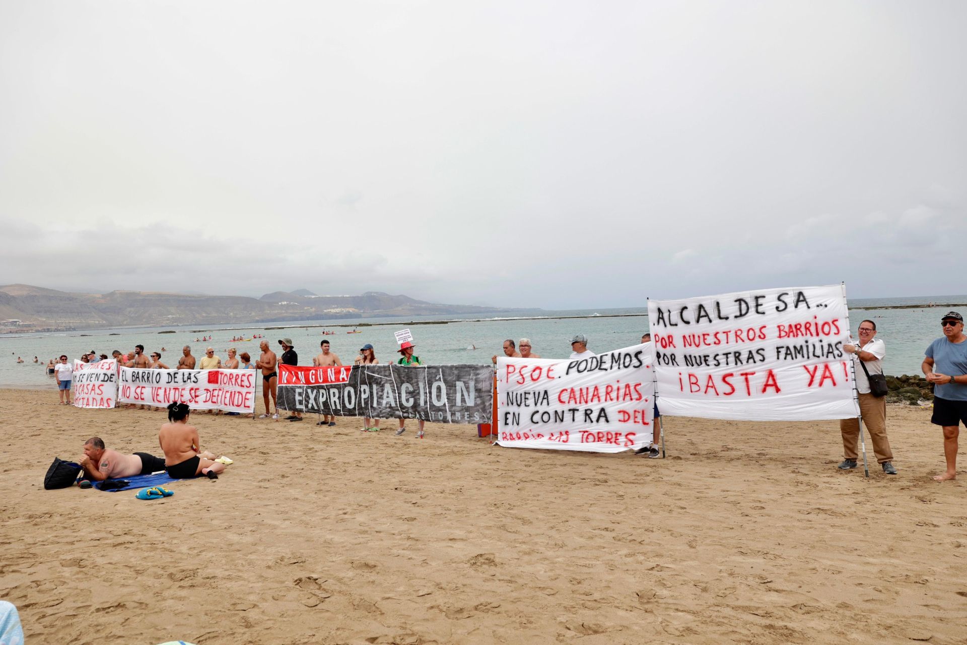 Las Torres hace visible su indignación en Las Canteras