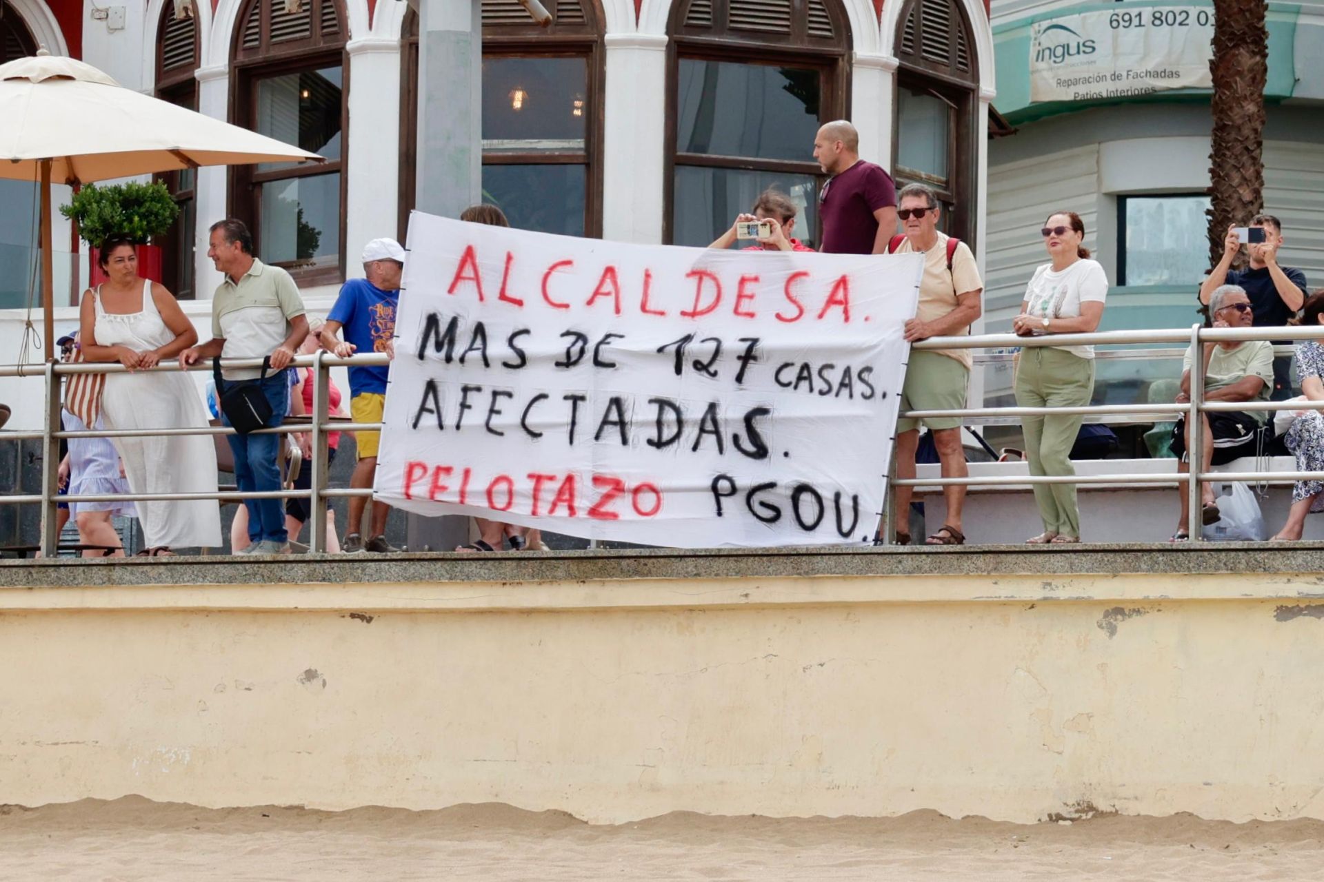 Las Torres hace visible su indignación en Las Canteras