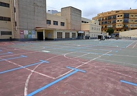 Aparcamiento actual en la antigua cancha del IES Saulo Torón de Gáldar.