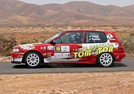 Adián André Pérez y Javier Padrón, con su Corolla AE82.
