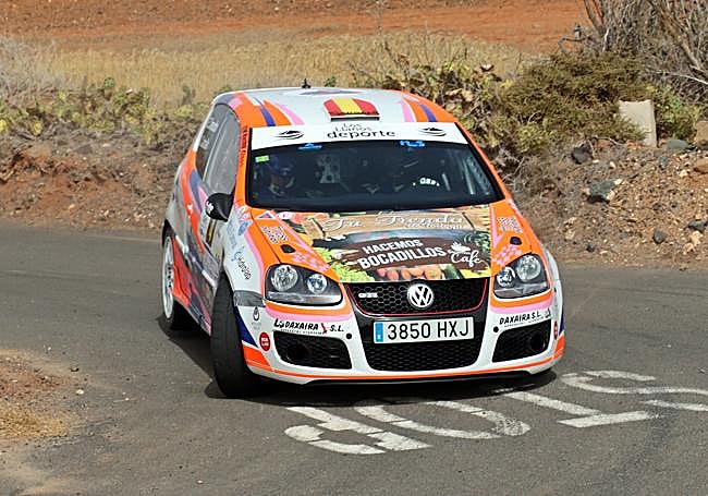 Edgar Camacho y José Ángel Carballo, con su Volkswagen Golf V GTI.