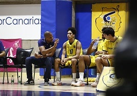 Eulis Báez da indicaciones a varios jugadores en un encuentro del filial del Granca,