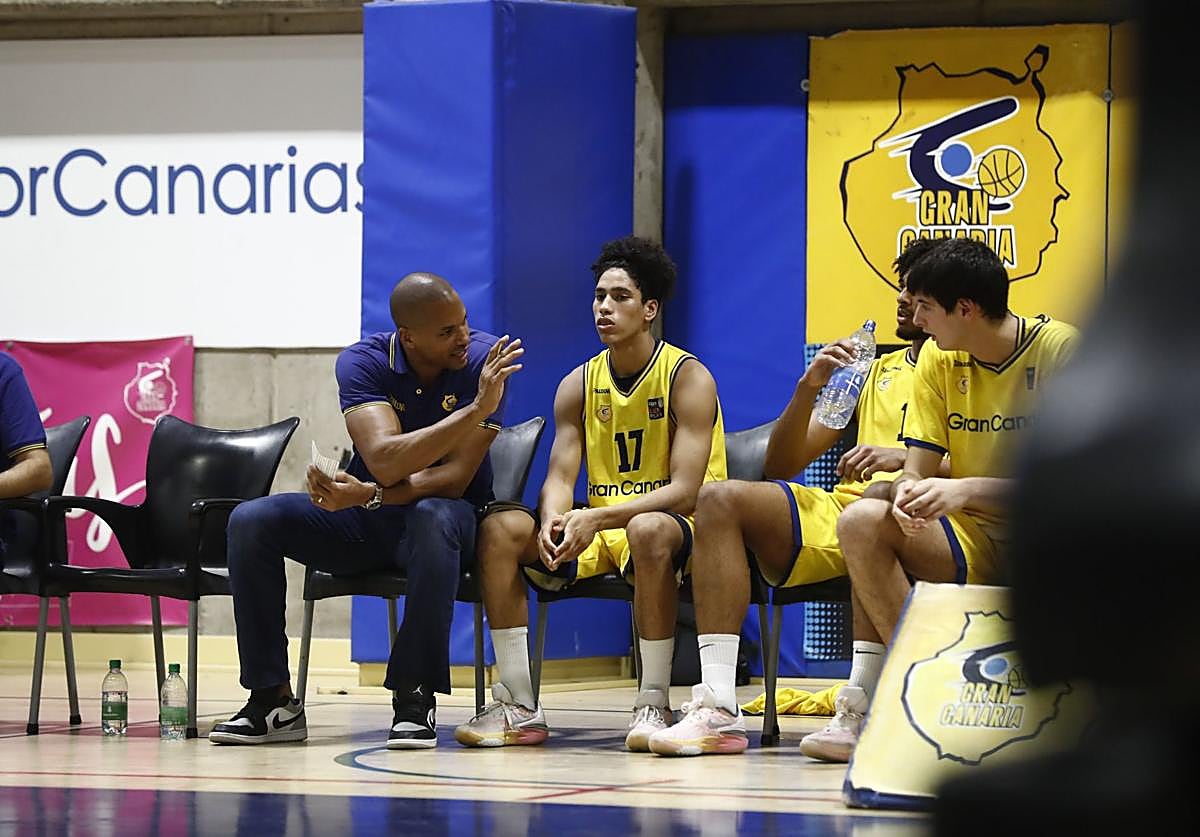 Eulis Báez da indicaciones a varios jugadores en un encuentro del filial del Granca,