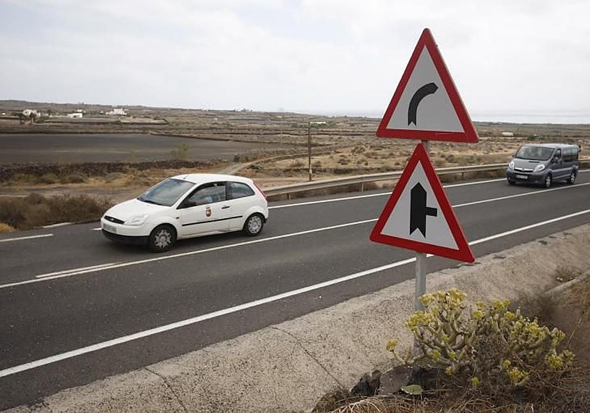 Imagen de archivo de una carretera en Haría, sin relación con la noticia.
