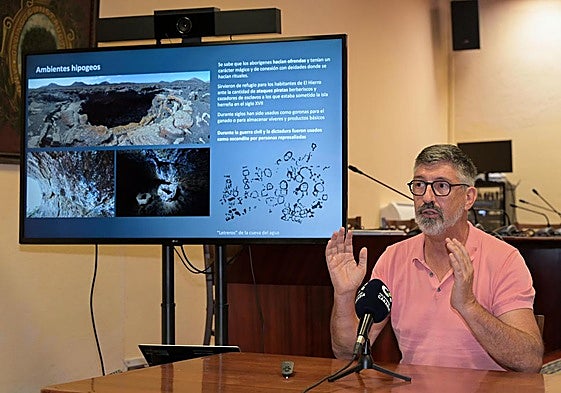 El científico de la ULPGC Emilio Soler explica en rueda de prensa el hallazgo.
