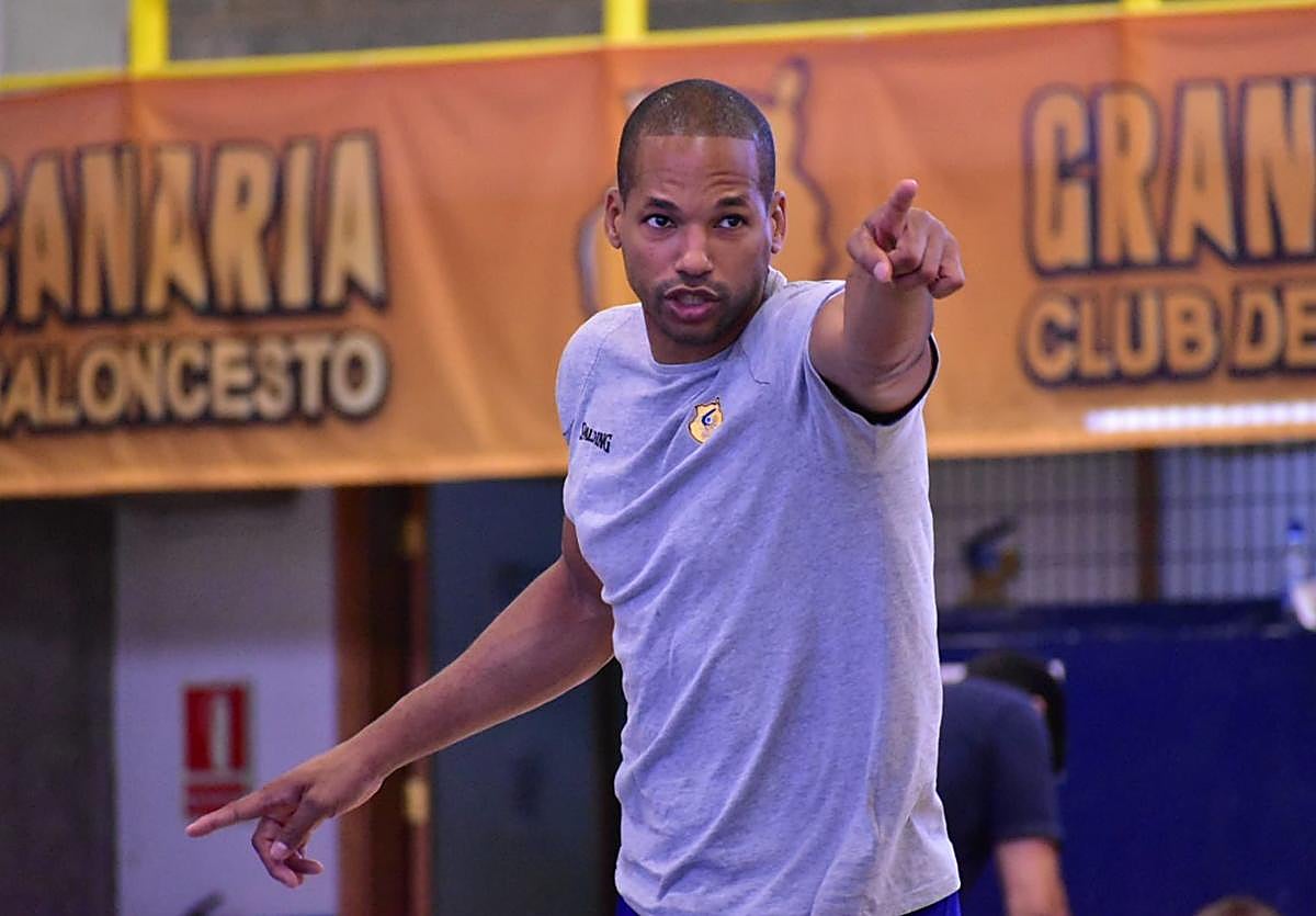 Eulis Báez da indicaciones en un entrenamiento del filial del Granca.