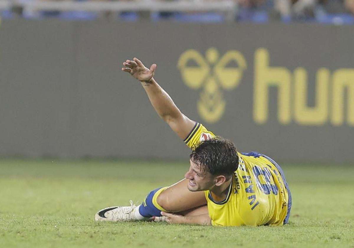 Iván Gil, doliéndose en el suelo tras lastimarse el tobillo.