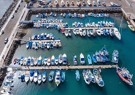 Vista de la dársena interior del puerto de Arguineguín y sus tres pantalanes de atraque.