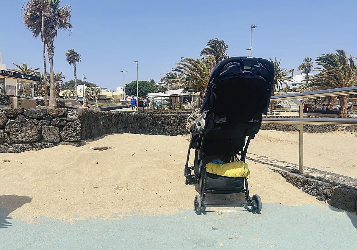 Playa de Costa Teguise sin mobiliario.