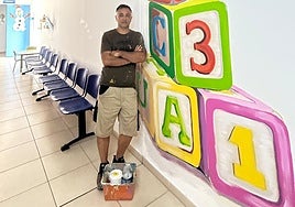 El artista, en los pasillos de la Unidad de Atención Temprana del Hospital majorero.