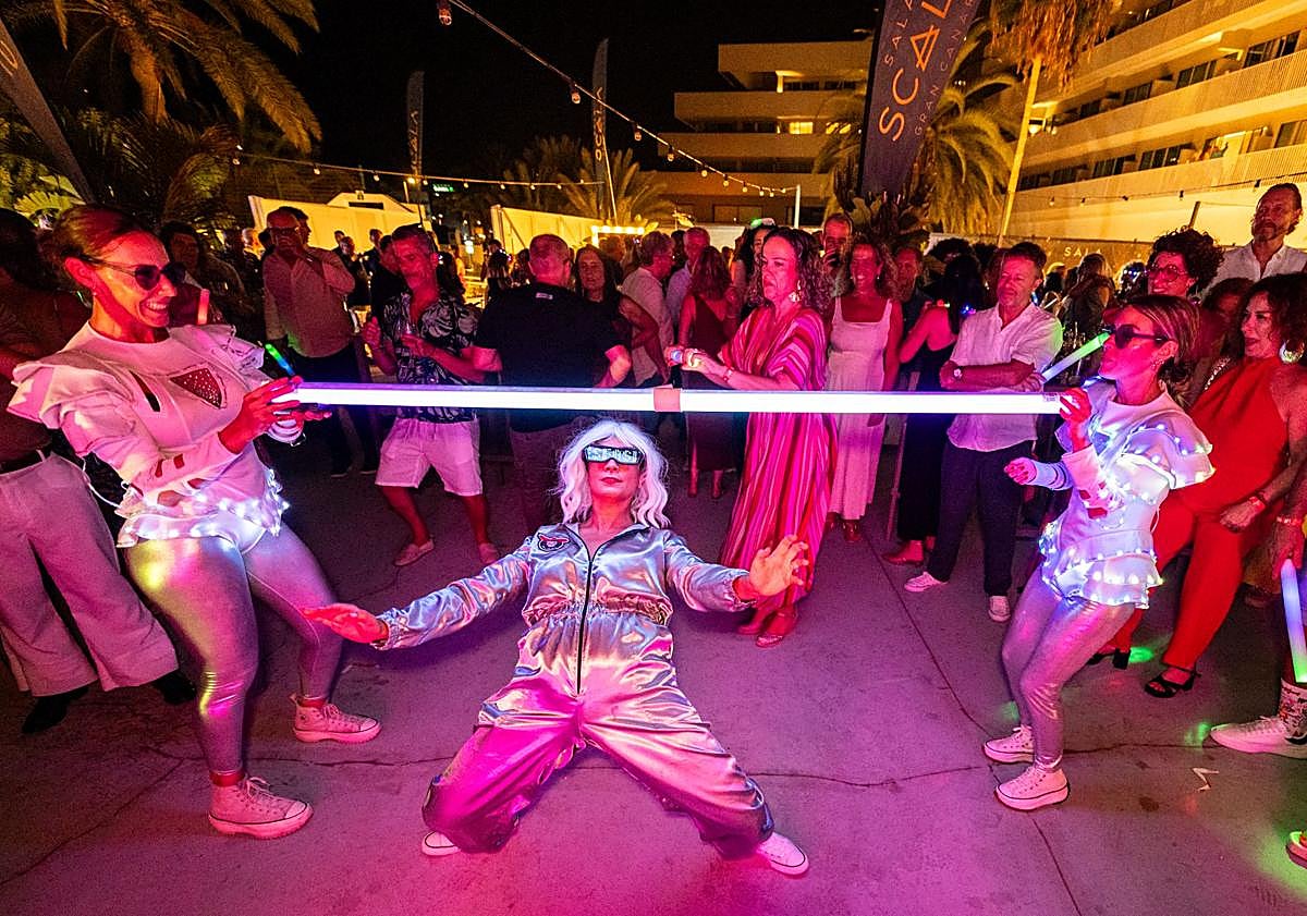 Imagen principal - La Fiesta Revive los 80s en Sala Scala reúne a más de 400 personas en una noche inolvidable de música, sorpresas y diversión