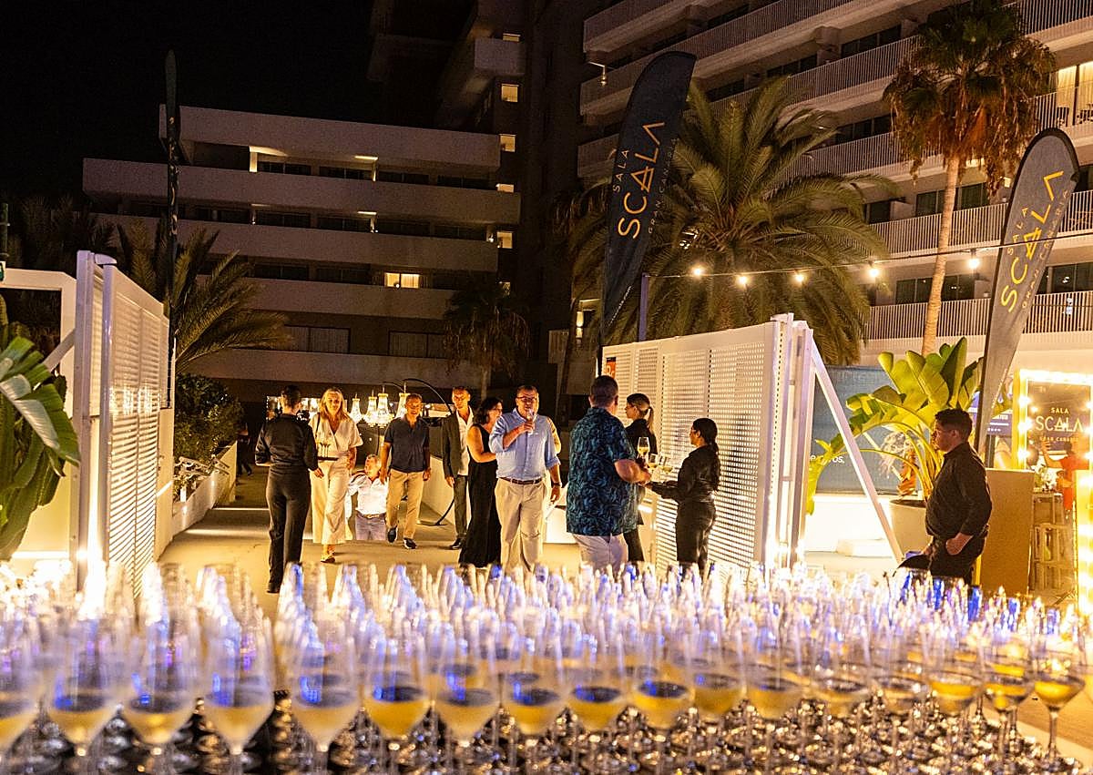 Imagen secundaria 1 - La Fiesta Revive los 80s en Sala Scala reúne a más de 400 personas en una noche inolvidable de música, sorpresas y diversión