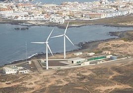 Vista aérea de Corralejo, desde la desaladora del CAAF, en el charco de Bristol.