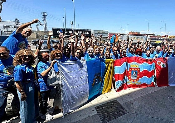Vecinos de San Sebastian de La Gomera con la bandera de su localidad y de Canarias de camino al Grand Prix.