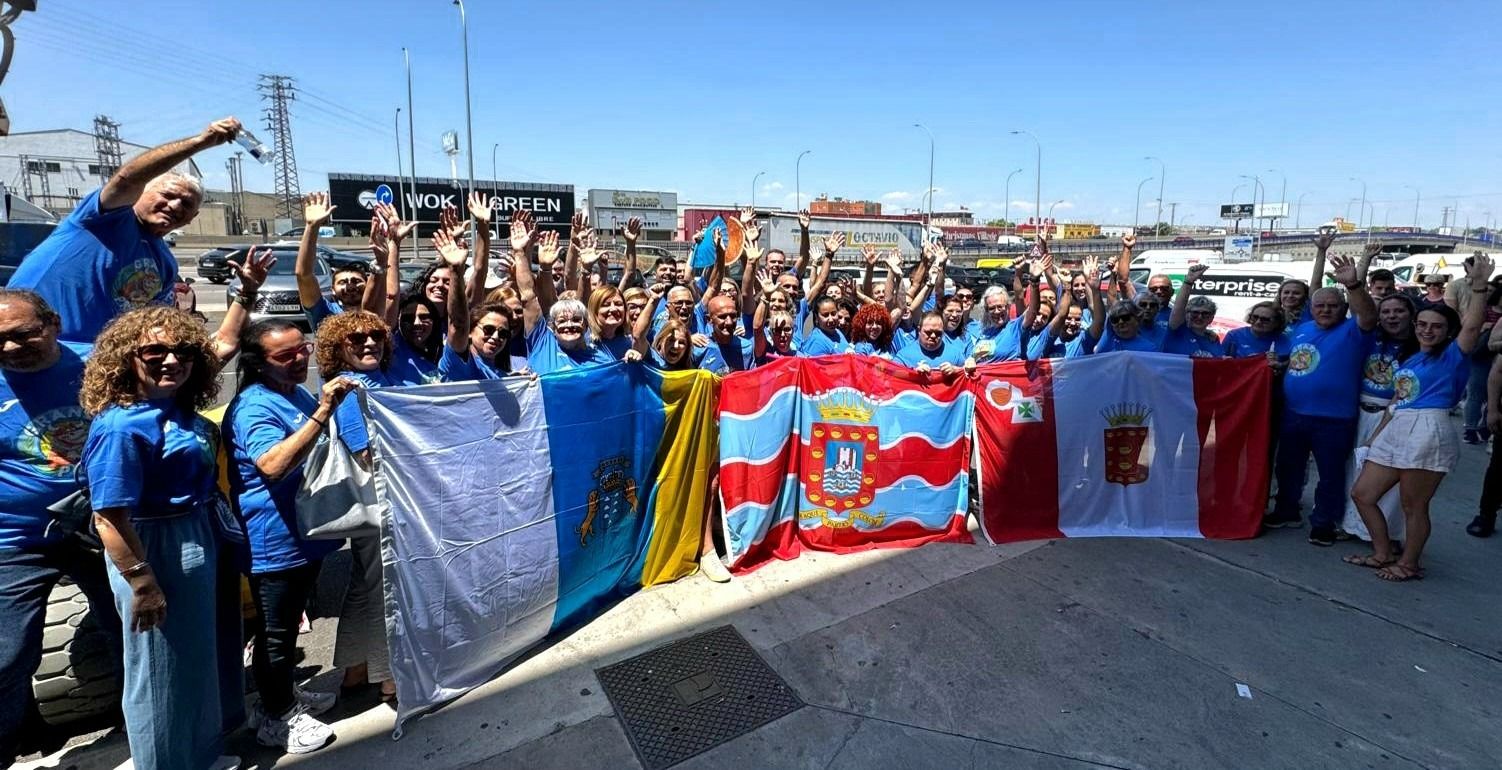 Vecinos de San Sebastian de La Gomera con la bandera de su localidad y de Canarias de camino al Grand Prix.