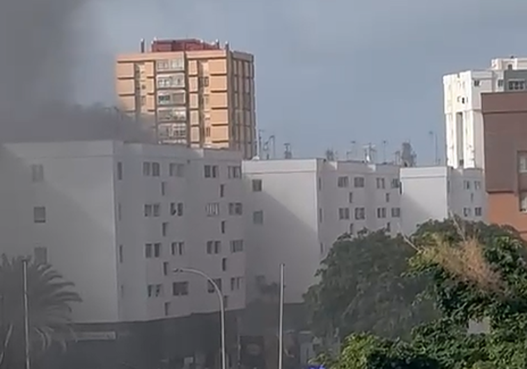 Una columna de humo negro se divisaba desde los edificios de enfrente.