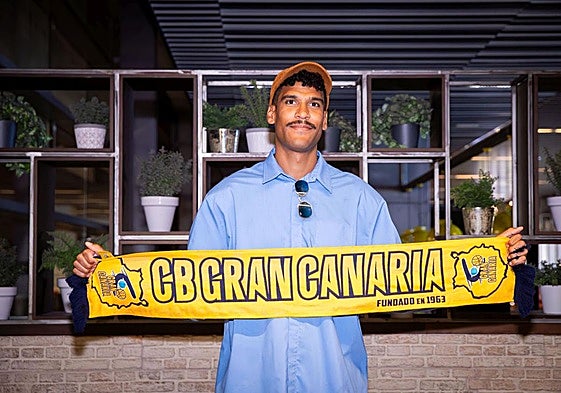 El interior francés Louis Labeyrie posó con la bunfanda del Granca.