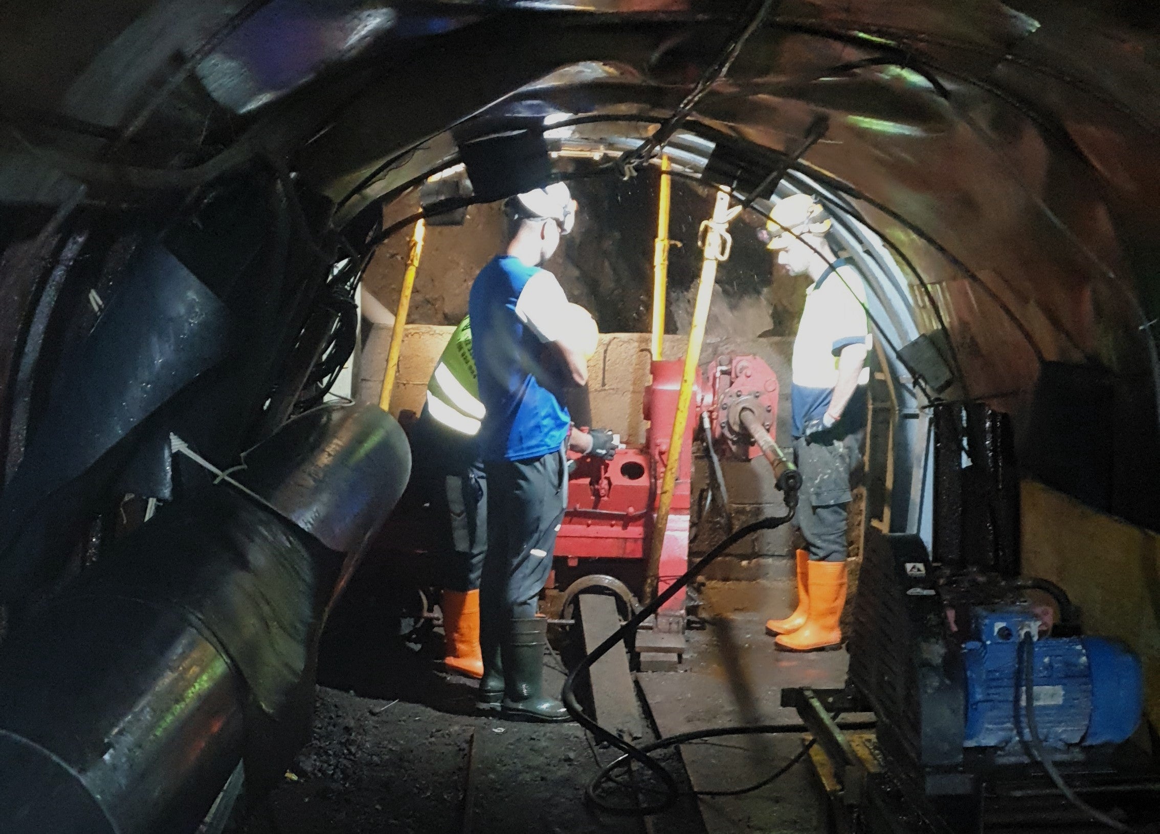Imagen de trabajos en el interior de las minas de agua.