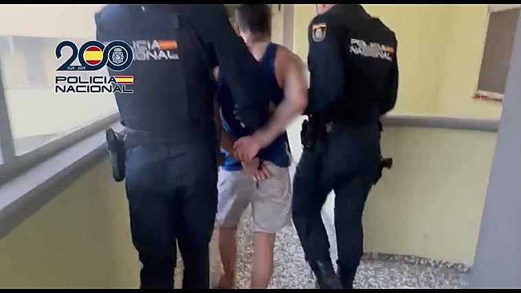 Imagen de la detención por parte de la Policía Nacional.