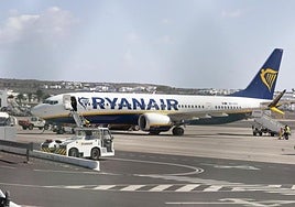 Avión de Ryanair en el Aeropuerto de Lanzarote.