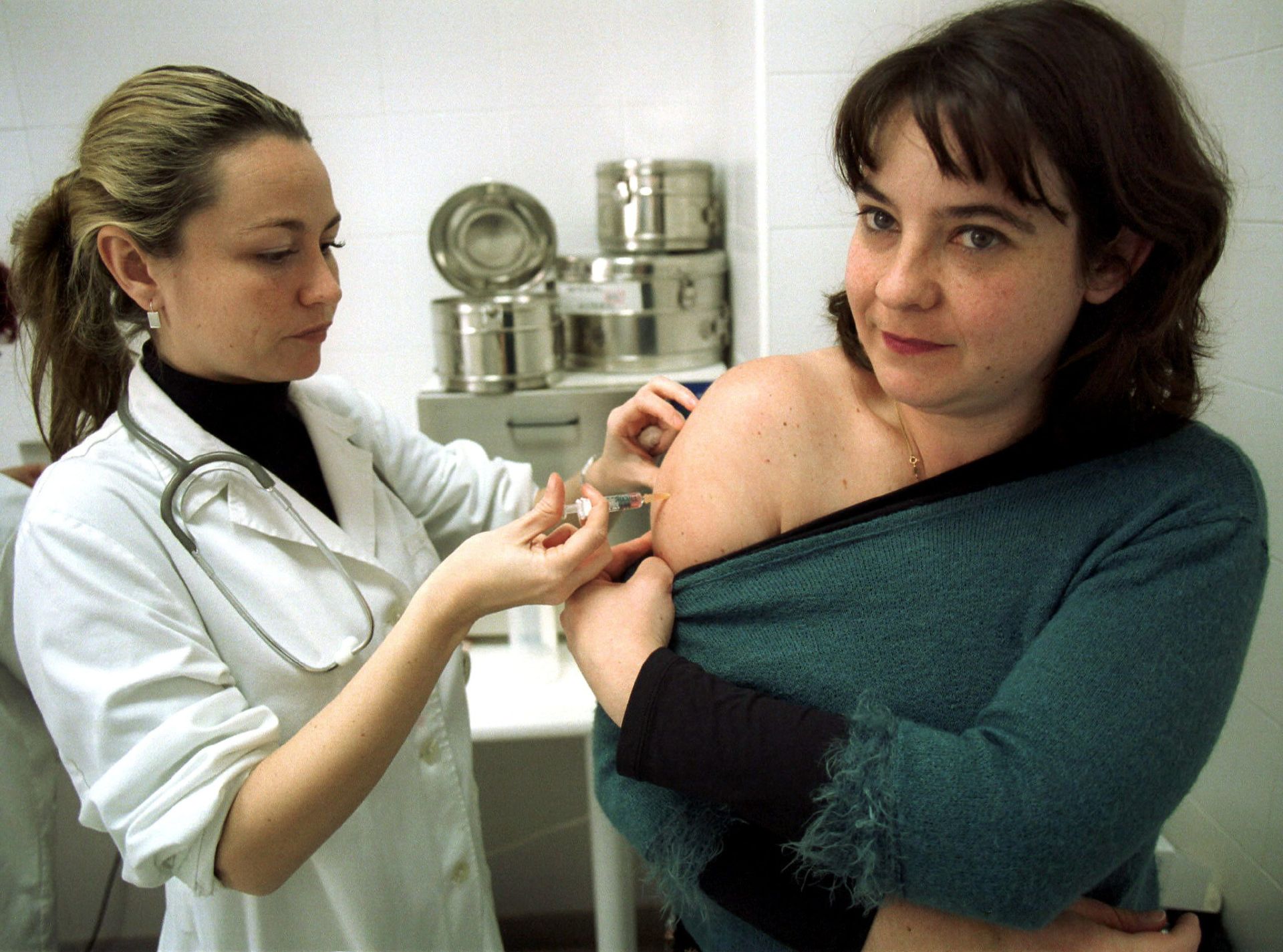 Foto de archivo de una joven vacunándose contra el sarampión en Almería ante la irrupción de un brote.