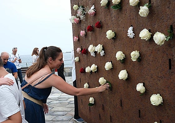 Ofrenda floral de 2024 en memoria de las víctimas del accidente de Spanair .