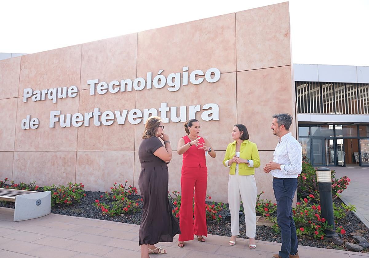 La consejera Migdalia Machín y la presidenta Lola García, entre otros, en el Parque Tecnológico.