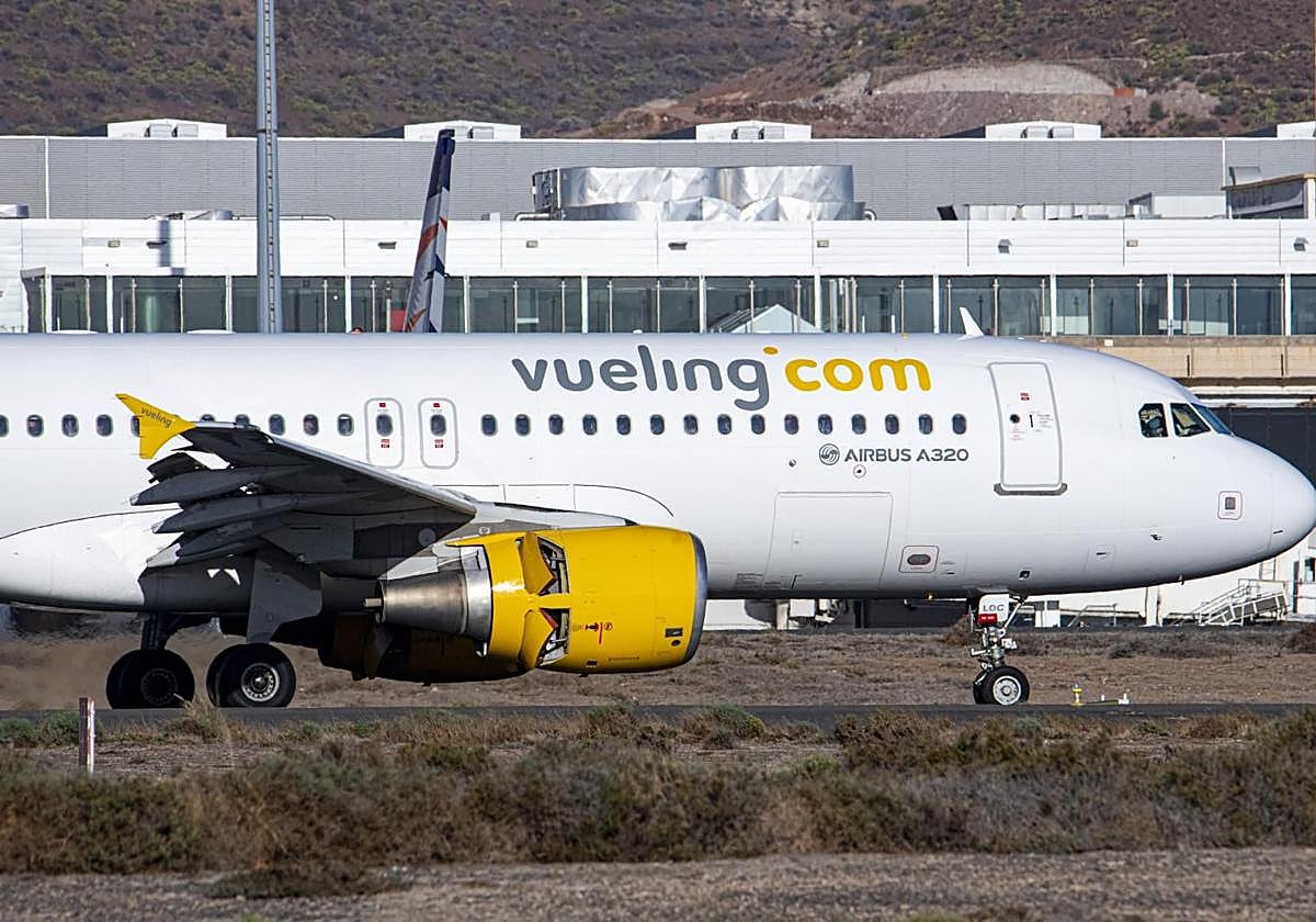 Avión de Vueling en el Aeropuerto de Gran Canaria.