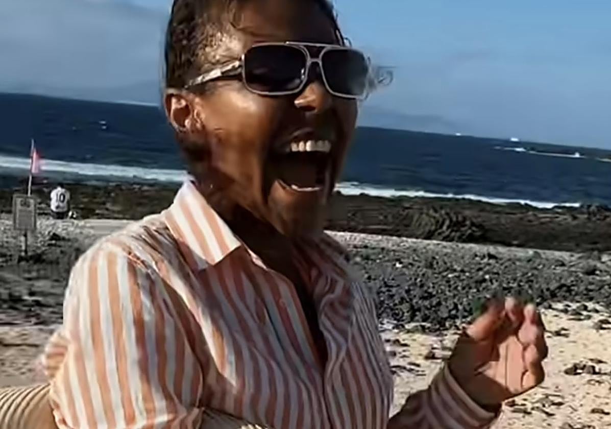 Imagen de una turista robando 'palomitas' de Fuerteventura.