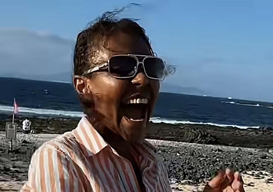 Imagen de una turista robando 'palomitas' de Fuerteventura.