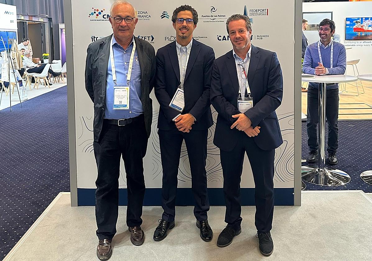 Guillermo Quintana (centro) en una feria en Dinamarca. Detrás a la derecha, su posible sustituto.