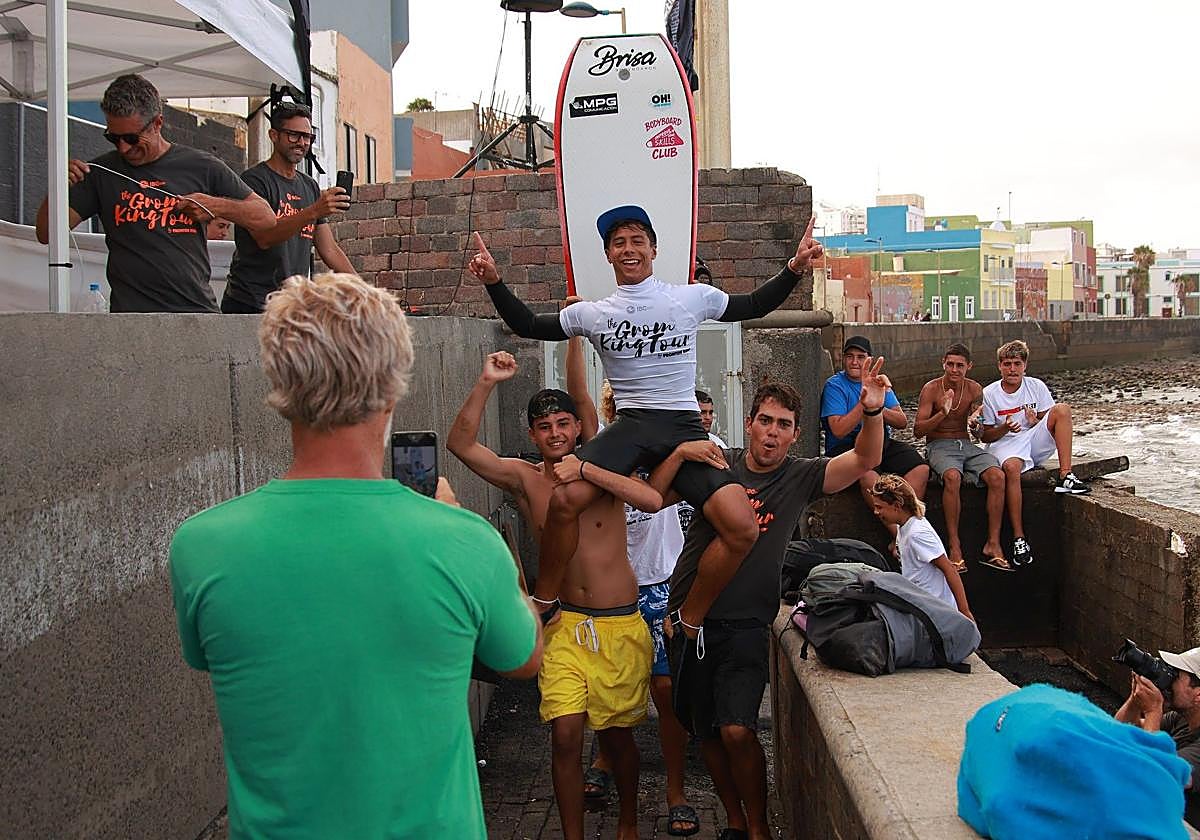 Gesto de felicidad y euforia de Alberto Pérez tras proclamarse campeón de esta cita en el barrio de San Cristóbal.