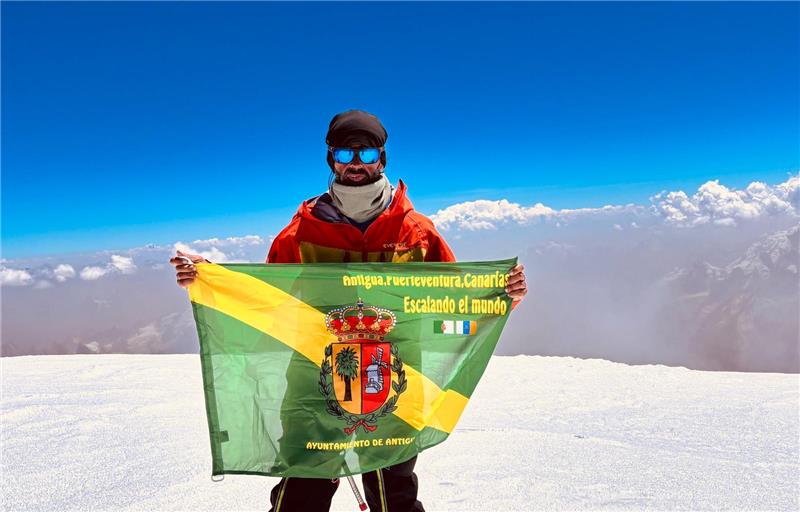 El alpinista Armando Marco Placeres con la bandera de Antigua en la cima de Pakistán.
